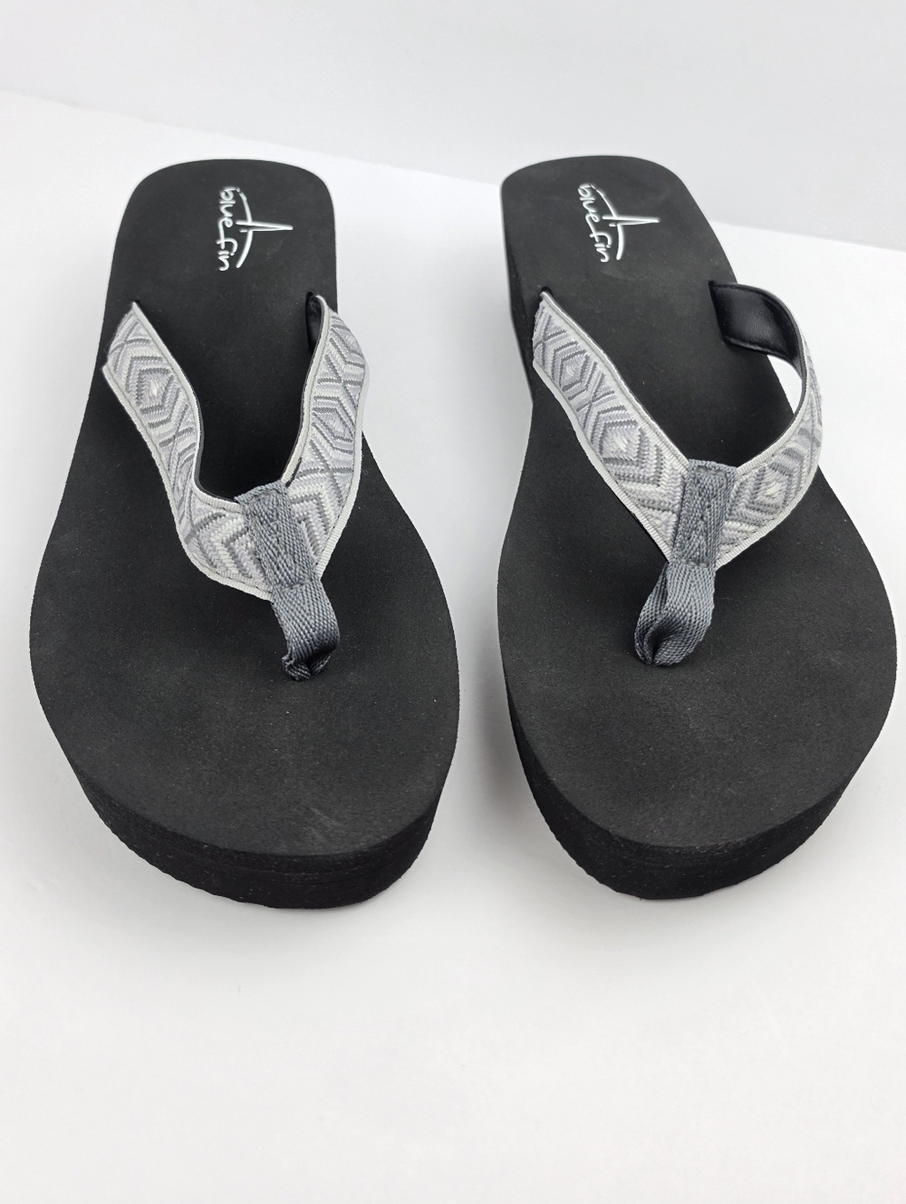 Bluefin Ariel Grey Patterned Thong Wedge Sandals Size 10 - Picture 3 of 8